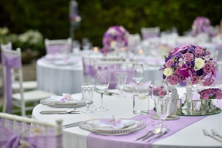 Laid out table with lilac colours and bouquet of flowers